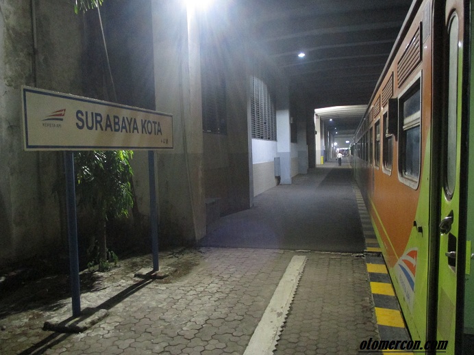 Sekilas Photo: Kereta Api Probowangi – Mercon Motor